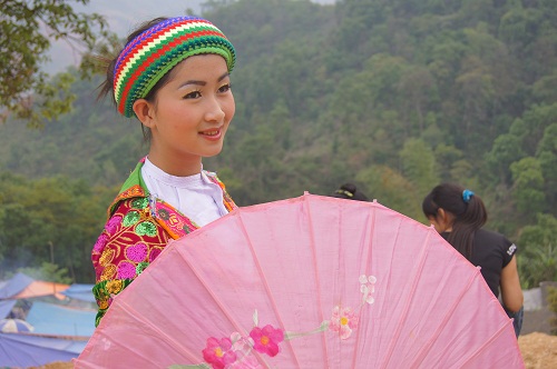Mountainous girls show beauty at love market